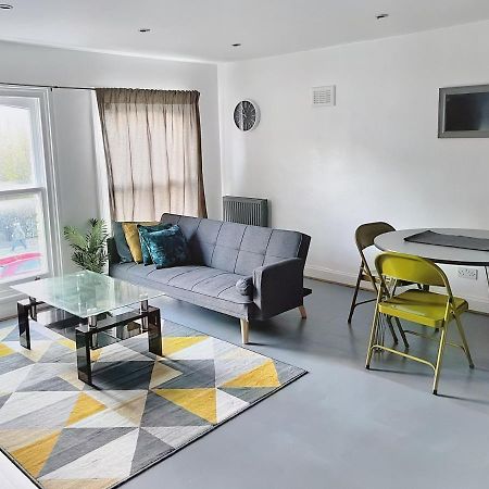 Lovely 2-Bedroom Serviced Apartment Greater London Eksteriør bilde